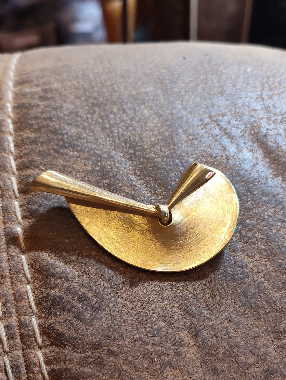 Trifari 50s- 60s Modern Sculptural   Frosted Gold-Tone Brooch 2.75"